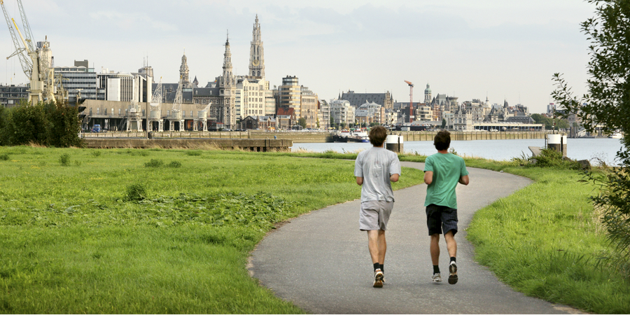 Twee lopers lopen op Linkeroever. Twee lopers lopen op Linkeroever.